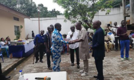 Centrafrique : le MCU remet une enveloppe symbolique et les dossiers de candidature à Alexandre Pamphile Maleyombo pour les législatives 2025