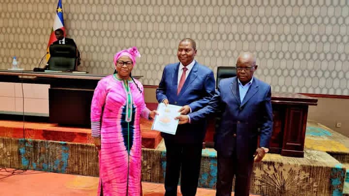 Centrafrique : remise officielle du Pacte national pour la stabilité sociale et la relance économique au président Touadéra