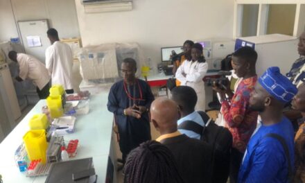 Centrafrique : lutte contre la résistance antimicrobienne, visite stratégique au laboratoire biomédical de l’Institut Pasteur de Bangui