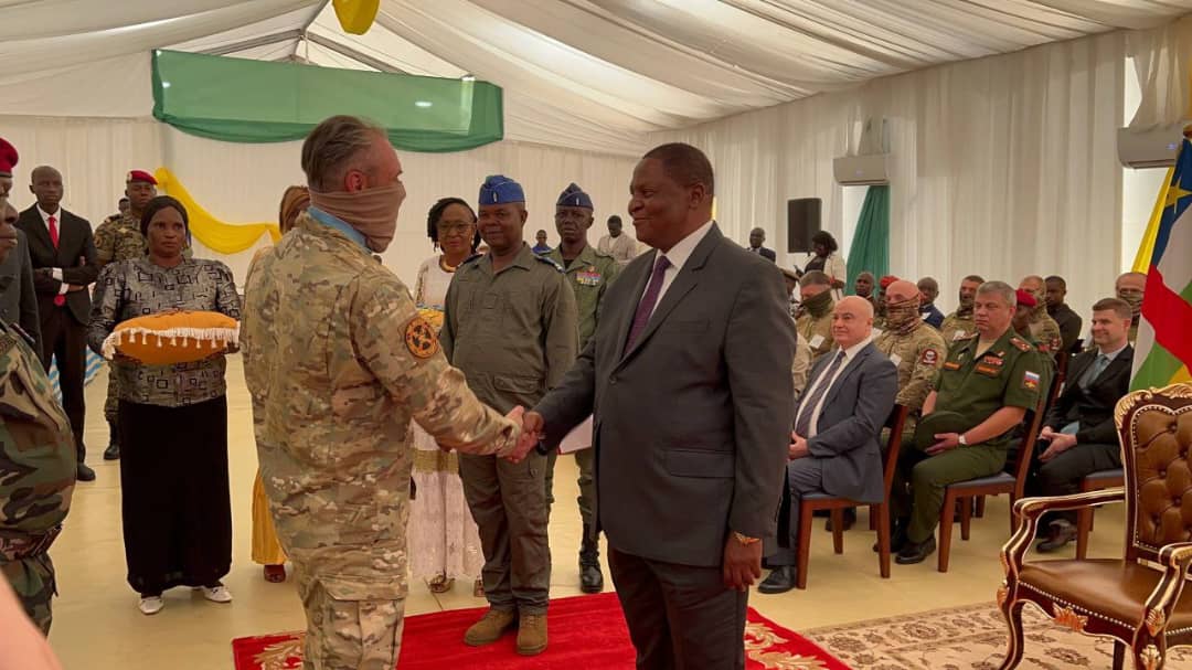 Centrafrique : Des instructeurs militaires russes décorés par le Président de la République Professeur Faustin Archange Touadera
