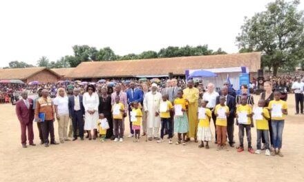 RCA : 2980 actes de naissance remis dans quatre quartiers du 8ᵉarrondissement de Bangui et lancement d’une seconde campagne d’enregistrement tardif des naissances.