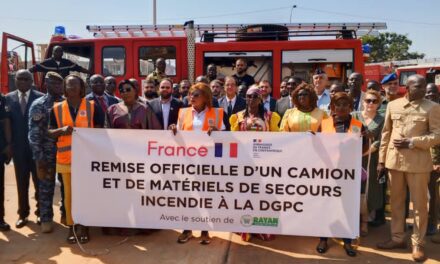 Centrafrique : la Direction générale de la Protection civile dotée d’un véhicule de secours incendie offert par la société Rayan à travers l&rsquo;ambassade de France