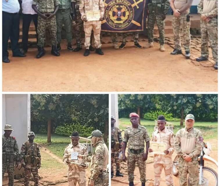 Les instructeurs russes remettent la médaille « Pour Excellent Service » aux soldats FACA de Paoua et Grimari