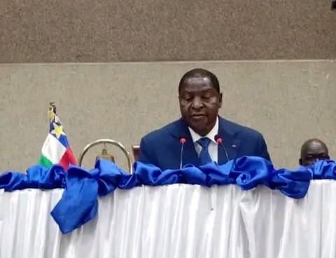 Centrafrique : le Président Touadéra dresse un bilan positif de l’État de la Nation après 10 ans au pouvoir
