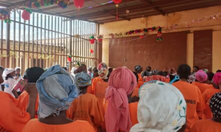 Les femmes de l’association Aglow Centrafrique célèbrent la Nativité avec les femmes détenues de Bimbo