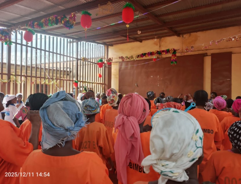 Les femmes de l’association Aglow Centrafrique célèbrent la Nativité avec les femmes détenues de Bimbo