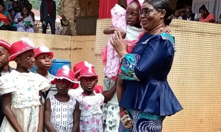 Centrafrique : la Première dame Tina Marguerite Touadéra soutient les orphelins du Centre de la mère et de l’enfant et du Complexe pédiatrique de Bangui