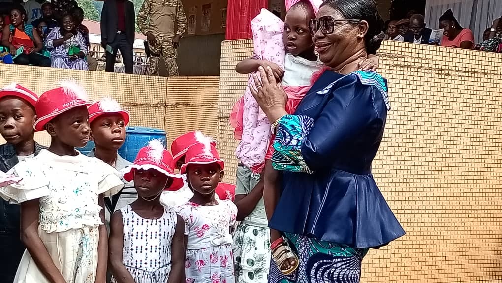 Centrafrique : la Première dame Tina Marguerite Touadéra soutient les orphelins du Centre de la mère et de l’enfant et du Complexe pédiatrique de Bangui