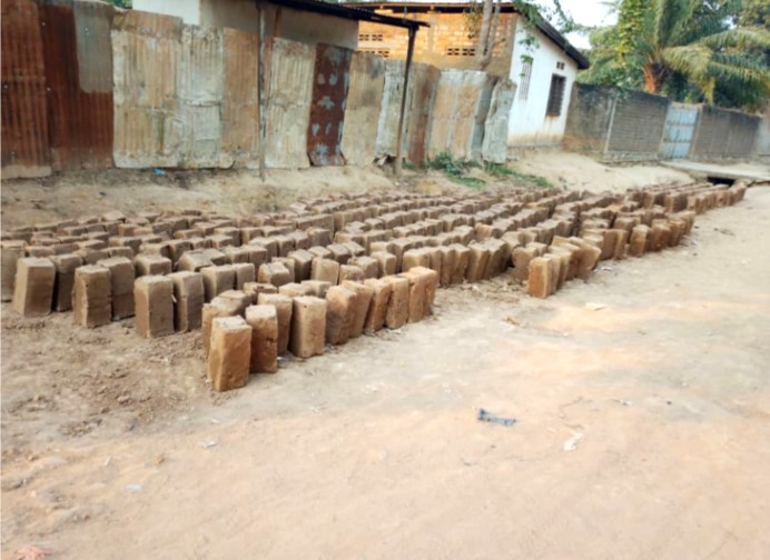 Centrafrique : la fabrication de briques à parpaing, une initiation de prévention des inondations et de gagne-pain
