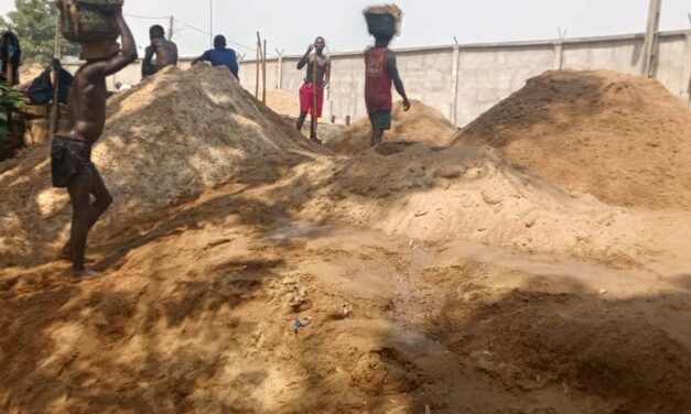Centrafrique : l’extraction de sable sur la rivière Oubangui, une source de revenu pour de nombreux jeunes