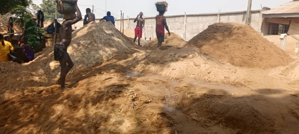 Centrafrique : l’extraction de sable sur la rivière Oubangui, une source de revenu pour de nombreux jeunes