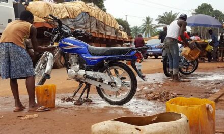 Société : les jeunes gagnent leur vie grâce au lavage des véhicules et motos-taxis