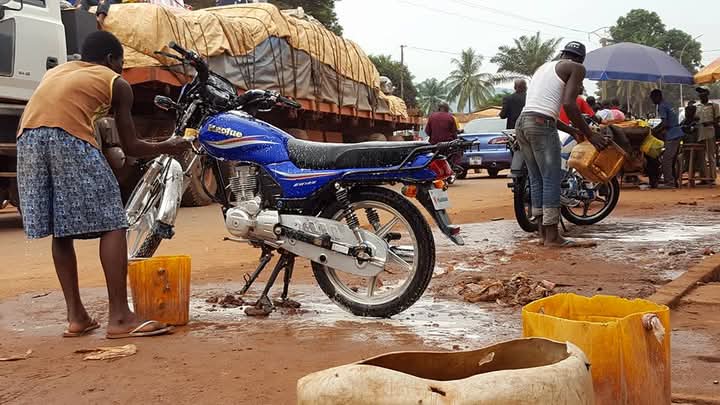 Société : les jeunes gagnent leur vie grâce au lavage des véhicules et motos-taxis