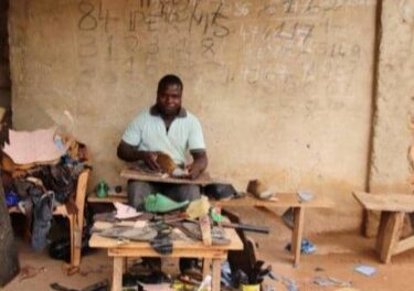 Centrafrique : à Bangui des jeunes gagnent leur vie grâce à la cordonnerie