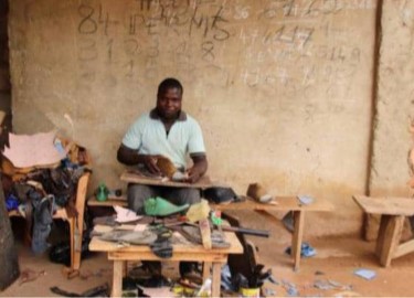 Centrafrique : à Bangui des jeunes gagnent leur vie grâce à la cordonnerie