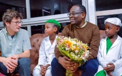 Centrafrique : Dr Cédric Ouanekpone, accueilli en grande pompe après la réception de son « Prix Mundo Negro de la Fraternité 2025 »