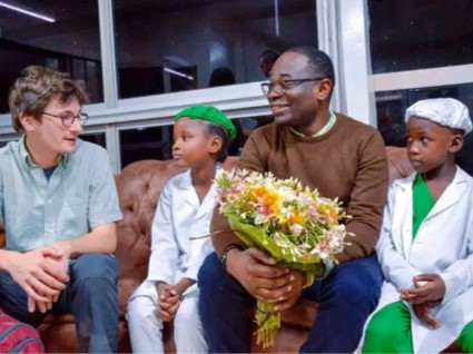 Centrafrique : Dr Cédric Ouanekpone, accueilli en grande pompe après la réception de son « Prix Mundo Negro de la Fraternité 2025 »