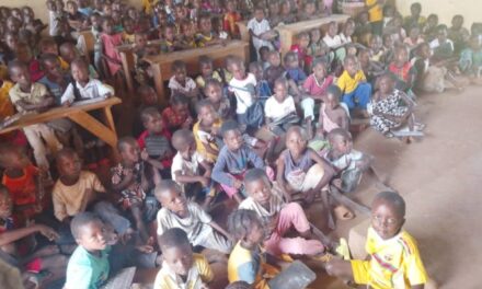 Manque de tables-bancs et de salles de classe à l’École Kogbokou : un défi pour l’éducation à Poto-Poto