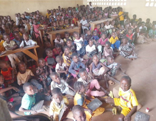 Manque de tables-bancs et de salles de classe à l’École Kogbokou : un défi pour l’éducation à Poto-Poto