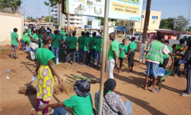 Centrafrique : des jeunes de l’Association Rassemblement pour le Soutien à Touadéra mobilisés pour assainir leur ville