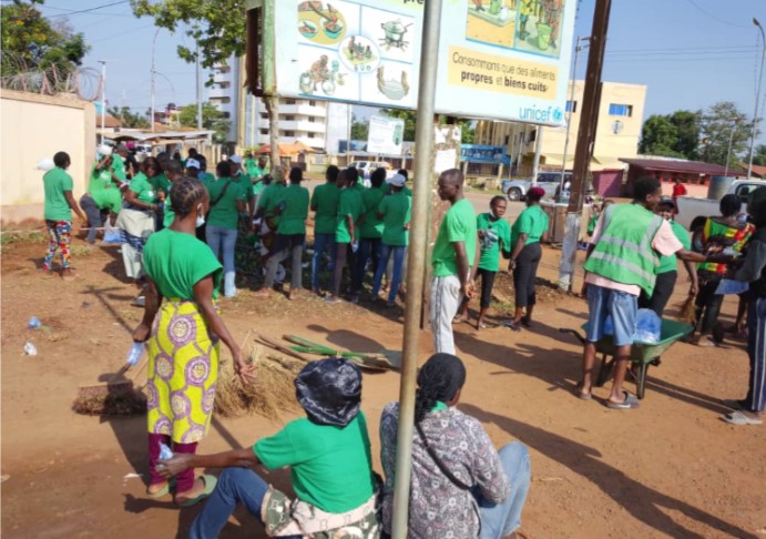 Centrafrique : des jeunes de l’Association Rassemblement pour le Soutien à Touadéra mobilisés pour assainir leur ville