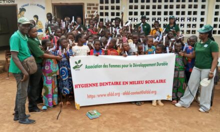 Centrafrique : l’Association des Femmes pour le Développement Durable sensibilise les élèves de l’école Yamboro à l’hygiène dentaire