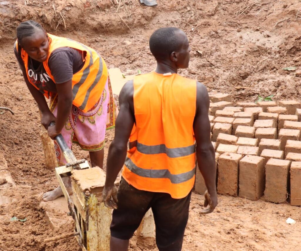 Clotilde au chantier dédié à la fabrication des briques cuites à Mboki dans le Haut-Mbomou.Ledoux Brice Saramalet CICR Centrafrique 2