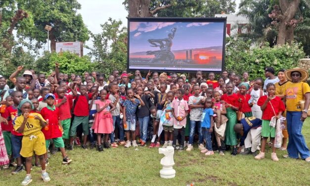 Les élèves de l’école du dimanche de l’Eglise Apostolique Sion de PK3 découvrent la Maison Russe de Bangui