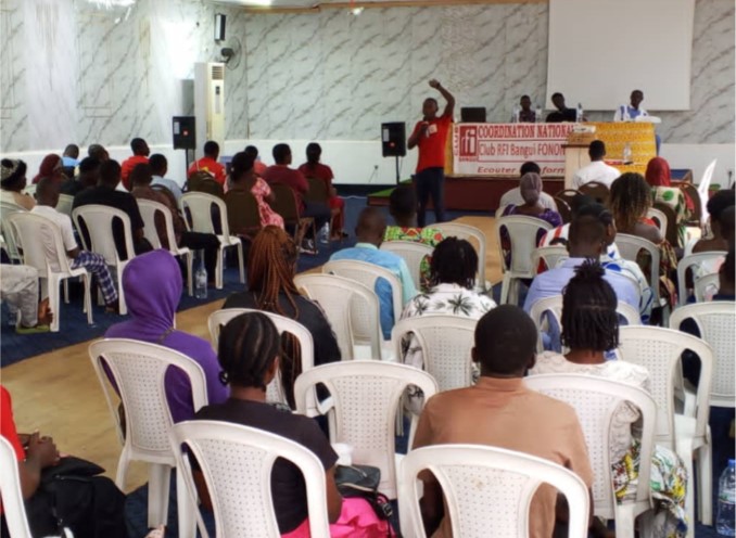 Centrafrique : le club « RFI Bangui Fononon » sensibilise les jeunes à la désinformation générée par l’IA