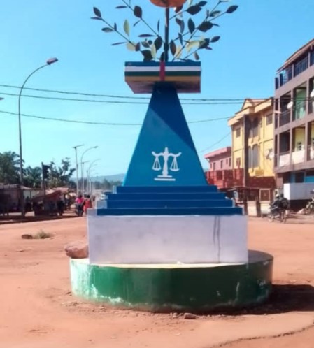 Bangui : un monument érigé à la mémoire du magistrat Modeste Mathurin Bria entre les 2e et 5e arrondissements