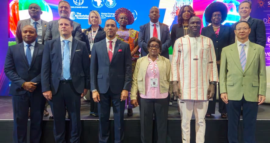 Les ministres centrafricains Marc Mandaba et Edwige Opportune Pouninguinza dévoilent le pacte national énergie de la RCA à l’Africa Energy Forum 2026