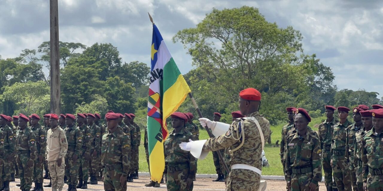 Centrafrique : 565 nouvelles recrues des FACA présentées au drapeau à Béréngo