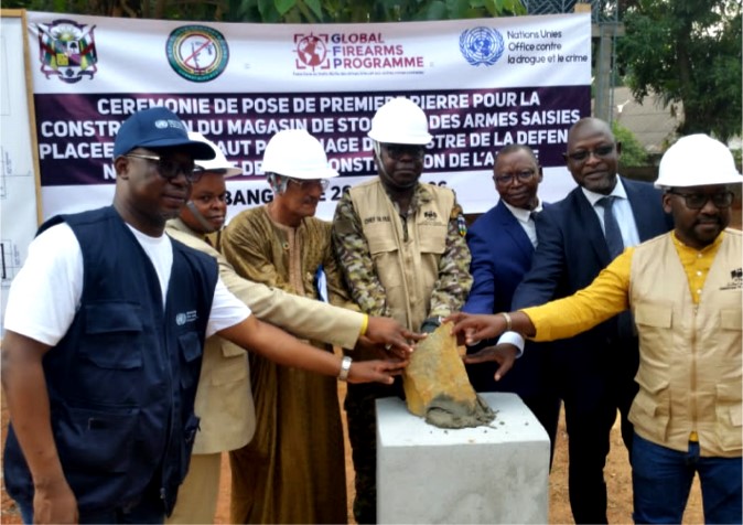 Centrafrique : le ministère de la Défense lance la construction d’un magasin de stockage de 1 000 armes saisies