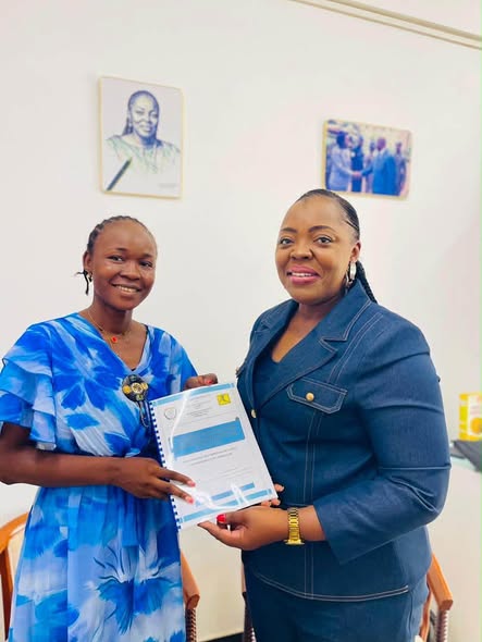 Remise officielle du mémoire sur la stratégie de communication pour la promotion de l’entrepreneuriat féminin à la Présidente de la FAFECA