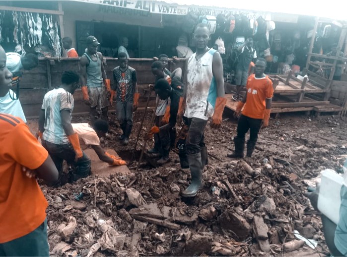 Centrafrique : l’association des commerçants du marché KM5 lutte contre l’insalubrité à travers le curage des canaux d’évacuation d’eau